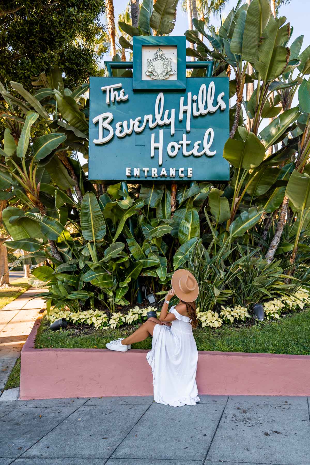 Girl in front of the entrance of The Beverly Hills Hotel
