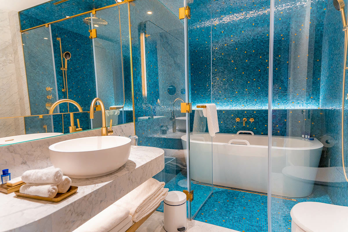 Blue and gold bathroom at the Loft Room in Matild Palace