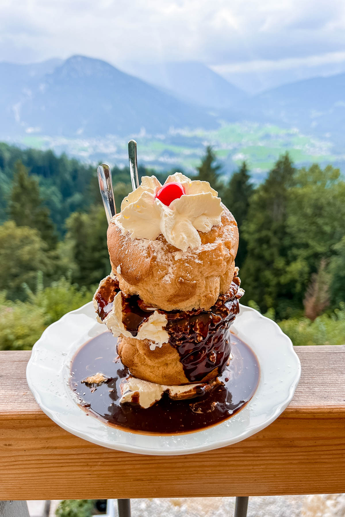 Cream puff at Restaurant Café Graflhöhe Windbeutelbaron, Berchtesgaden