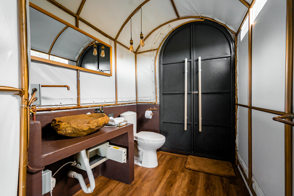 Bathroom of the Deluxe Mushroom at Bosko Guatape