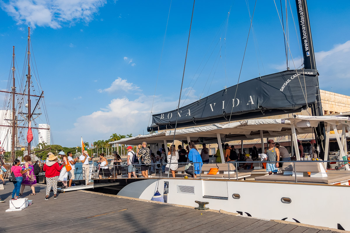 Bona Vida Catamaran for a tour to the Rosalio Islands in Cartagena