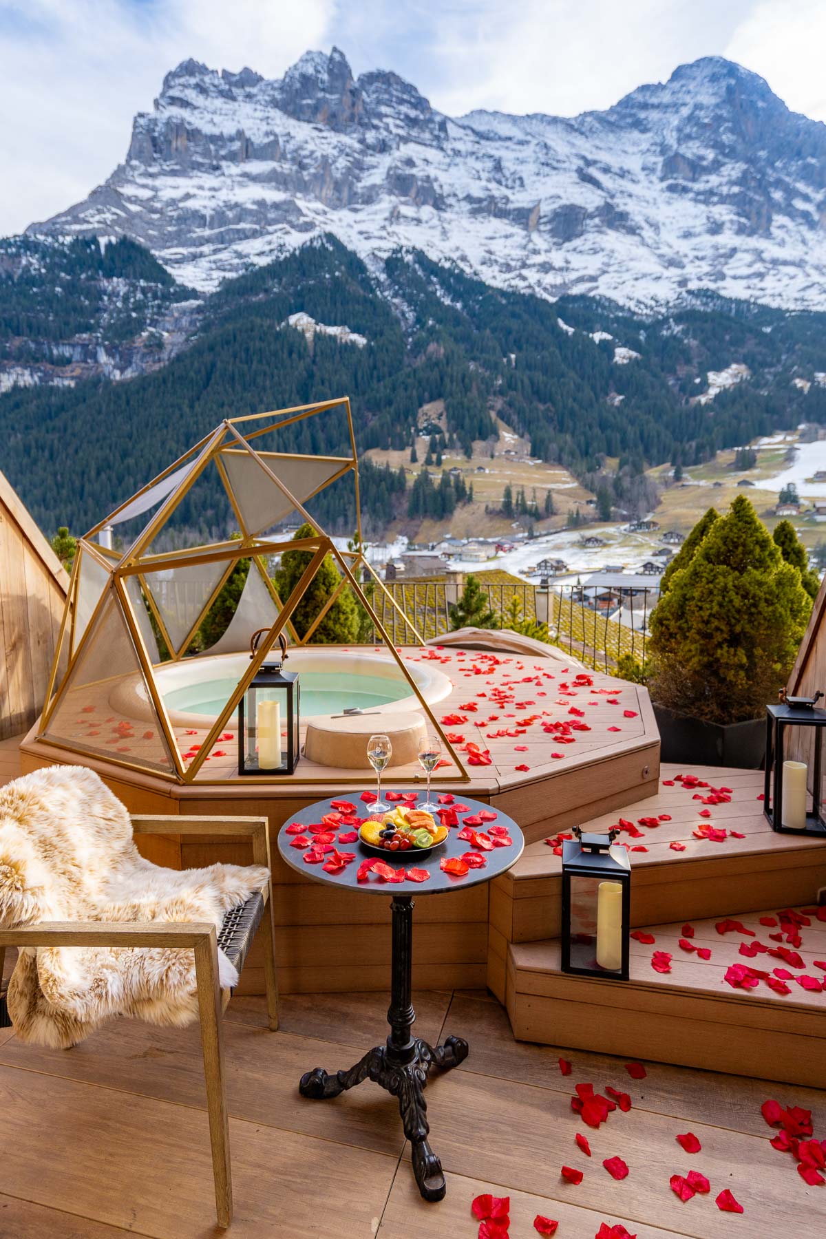 Outdoor hot tub of the Signature Room at Boutique Hotel Glacier