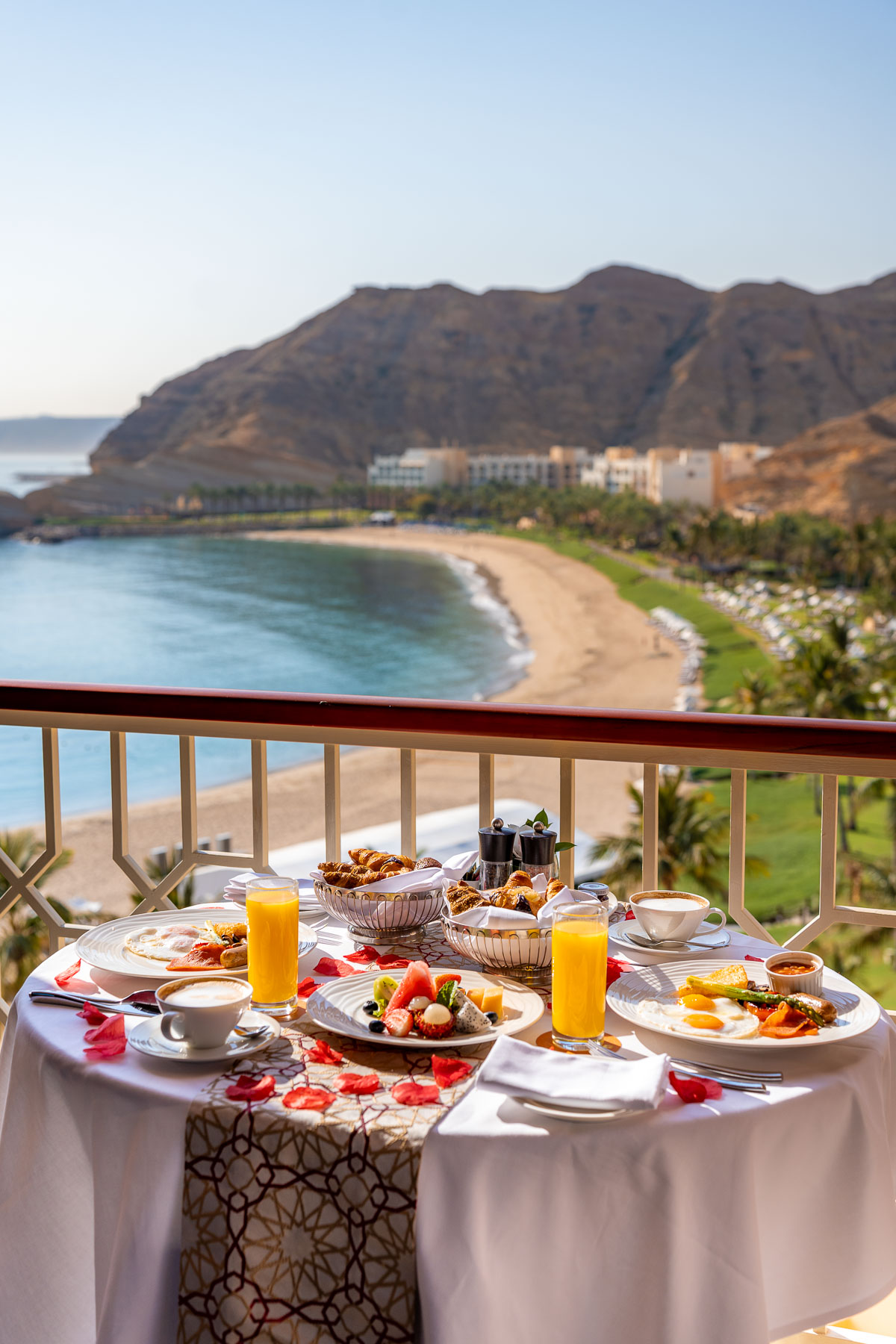 Breakfast on the terrace at Shangri-La Al Husn