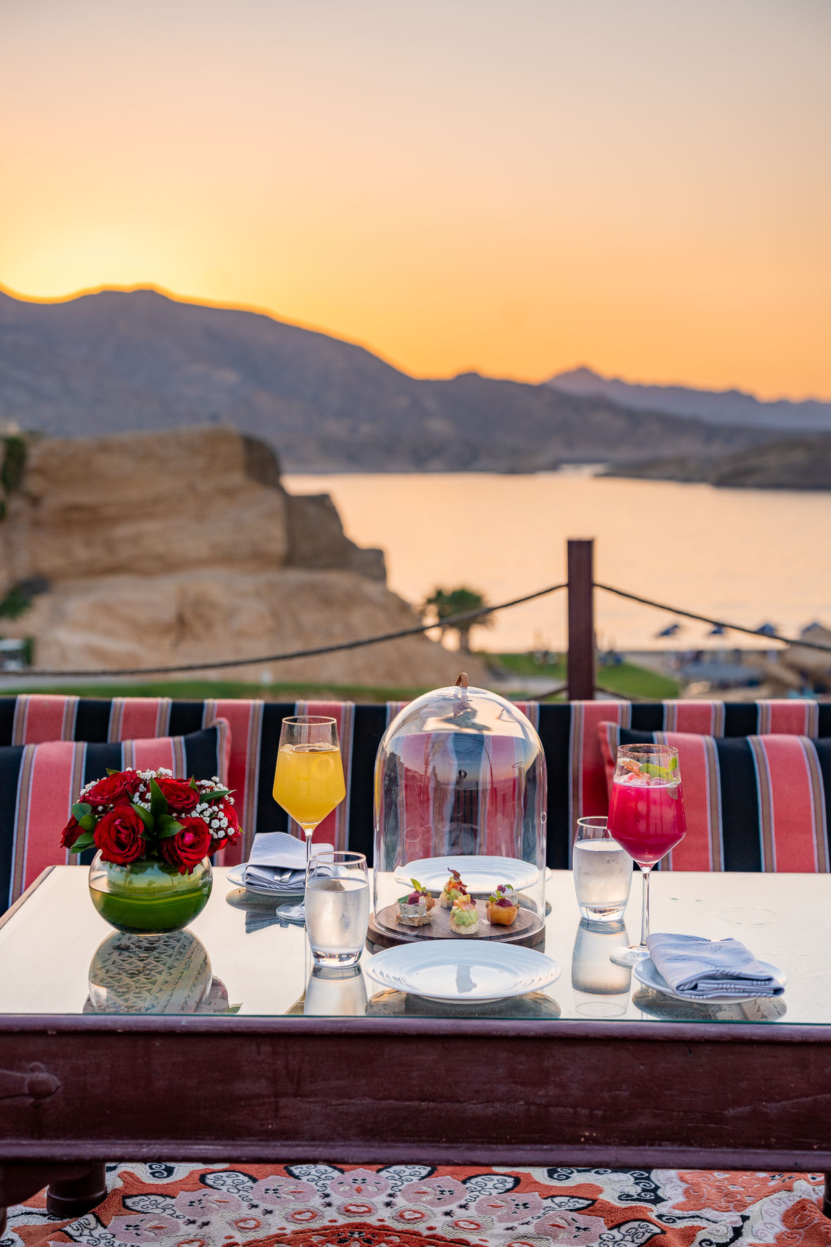 Sunset drinks on the clifftop at Shangri-La Al Husn