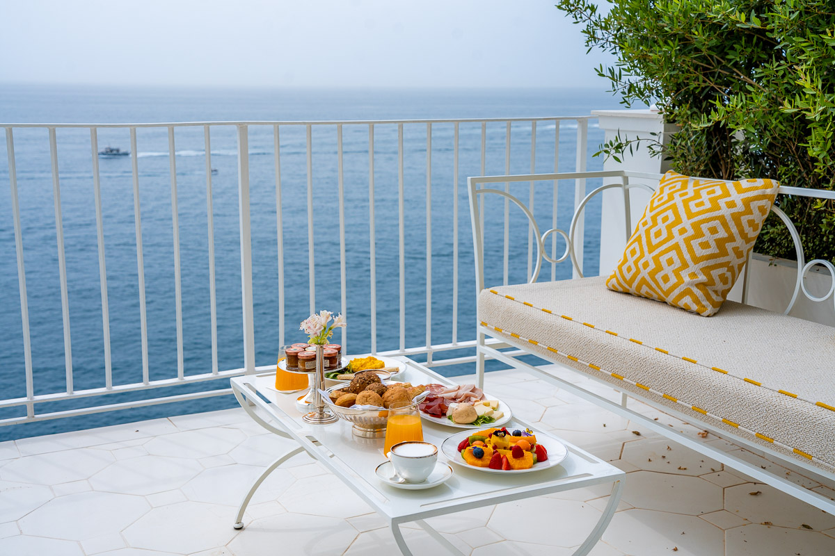 Breakfast on the terrace at Hotel Miramalfi